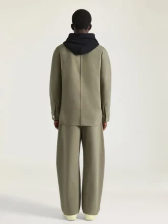 Aşırı boyanmış denimden üretilmiş couture dikişli overshirt