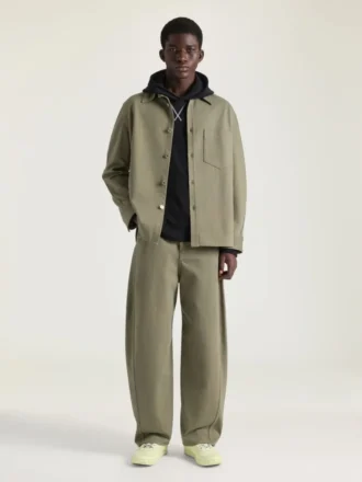 Aşırı boyanmış denimden üretilmiş couture dikişli overshirt